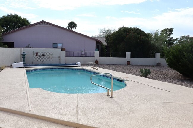 Building Photo - Home with a Pool!!!