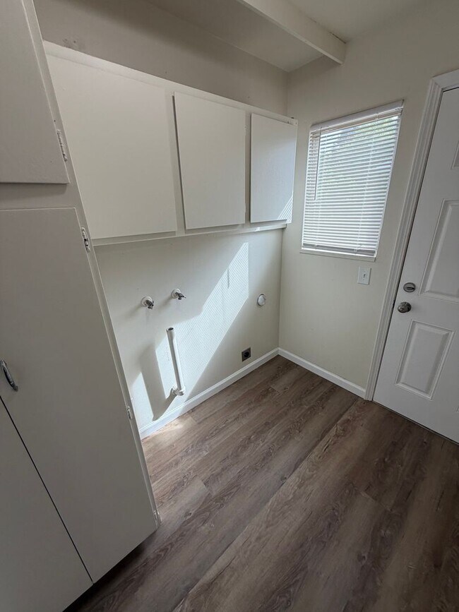 Building Photo - Refreshed Living