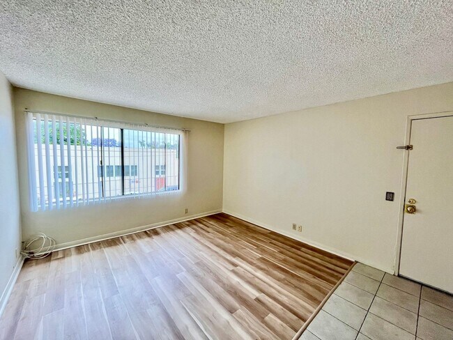 Building Photo - Upstairs 2BD/2BTH with Central A/C, Privat...