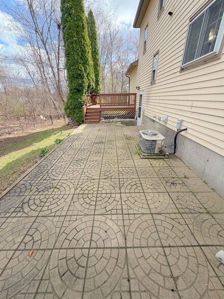 Building Photo - 76 Ode