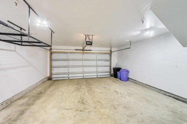 Building Photo - Meticulously Maintained 3 bedroom, 2.5 bat...