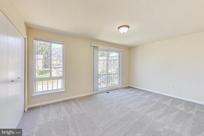 Building Photo - 906 West Side Dr