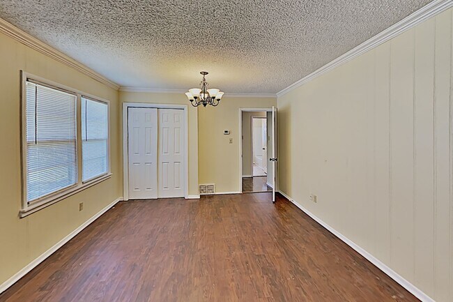 Building Photo - Charming 3-Bedroom Home with Spacious Living & Outdoor Retreat!