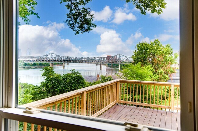 Building Photo - 2 Bedroom, 1 Bath With Amazing Views!