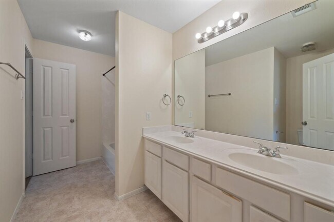 Building Photo - 6026 Briar Hill Ct