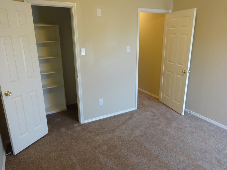 Building Photo - 2012 Cone Flower Dr