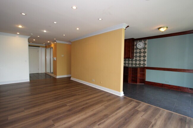 Building Photo - 5950 Oakwood Dr