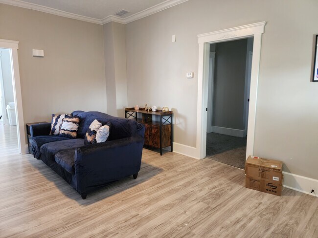 Building Photo - 1115 E 8th St