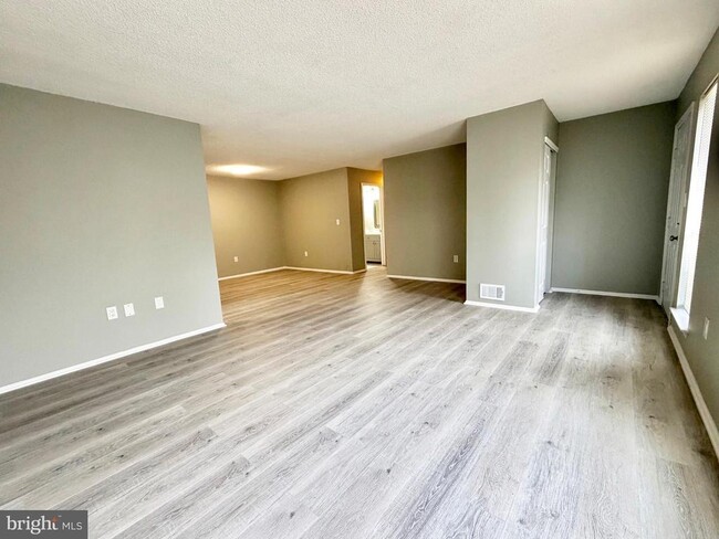 Building Photo - 44 Cheverny Ct