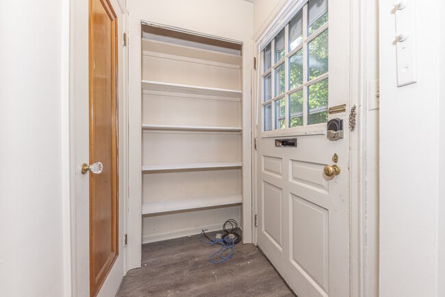 Building Photo - 909 E Ann St