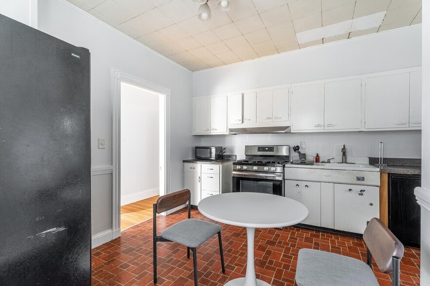 Primary Photo - 45 Montcalm Ave