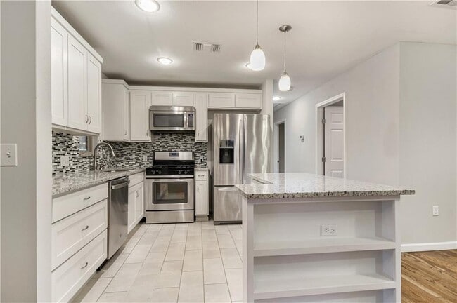 Building Photo - 108 E Skyview Rd