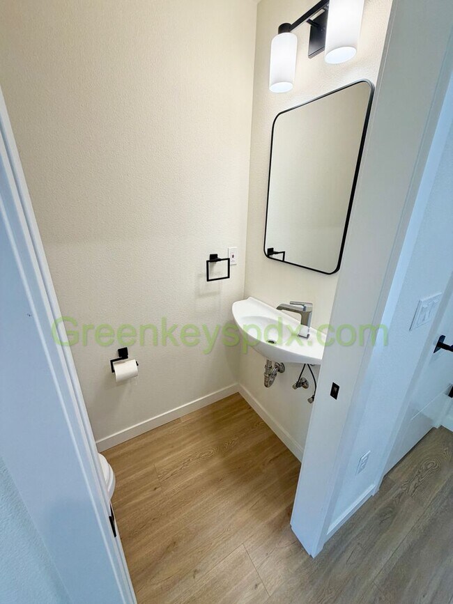 Building Photo - Newer 2-Bedroom, 1.5-Bathroom Townhome for Rent in SE Portland with Private Patio in Walkable Loc...