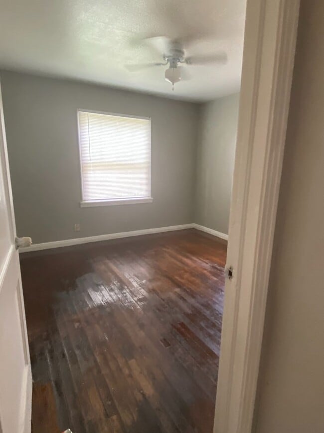 Building Photo - 2 bedroom One Bath Home For Rent