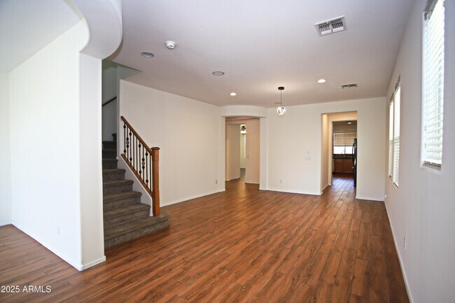 Building Photo - 1090 W Caroline Ln