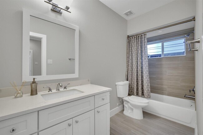 Building Photo - Stunning Like New Townhome Close to Med Center!