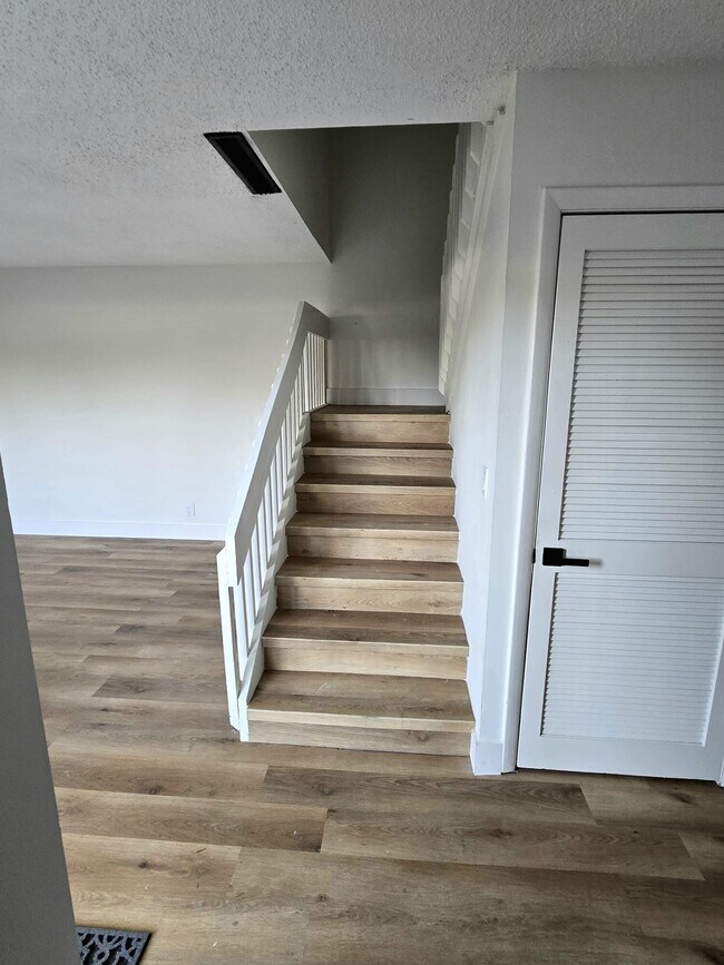 Building Photo - 4204 Waterview Cir