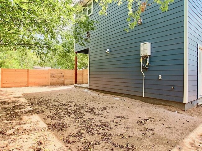 Building Photo - East Riverside near parks