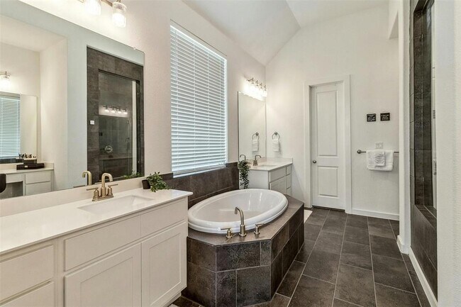 Building Photo - 104 Rainbow Vly Trl