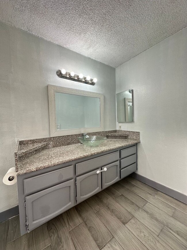 Building Photo - Four Bedroom