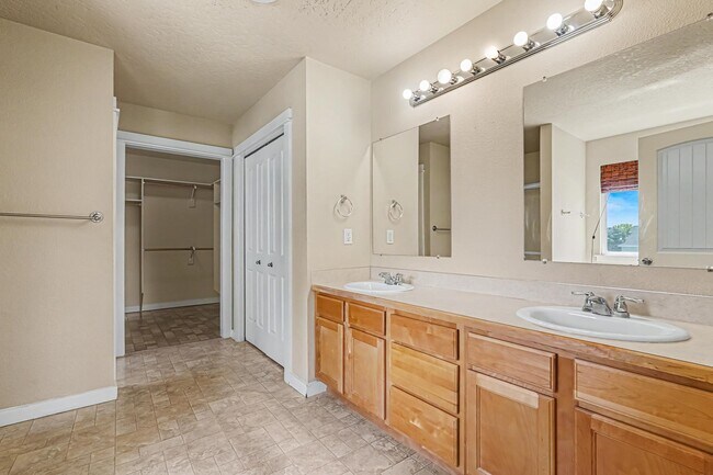 Building Photo - 18327 Buckeye Pl