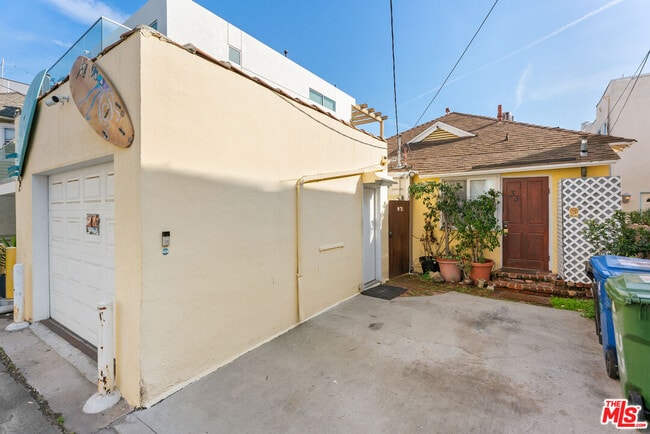 Building Photo - 33 Wavecrest Ave