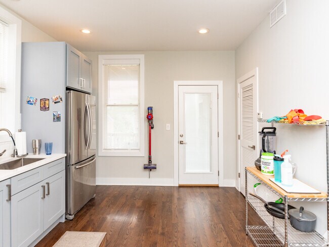 Building Photo - 2145 W Webster Ave