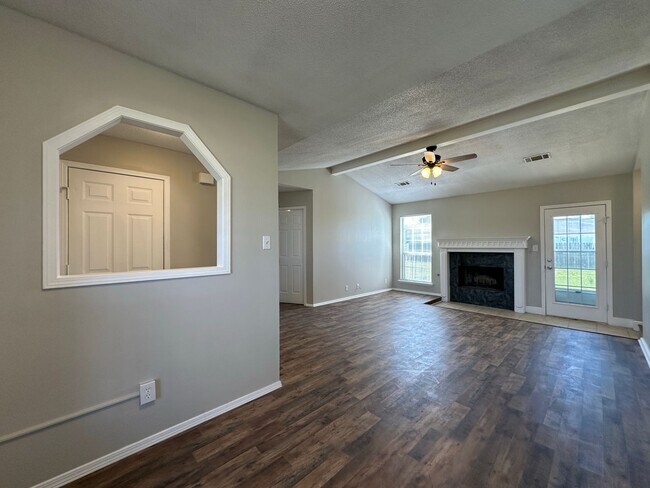 Building Photo - Beautifully Remodeled 3 Bed/2 Bath/2-Car G...
