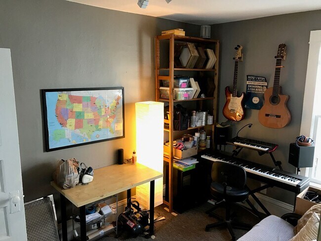 Building Photo - NE Duplex For Rent