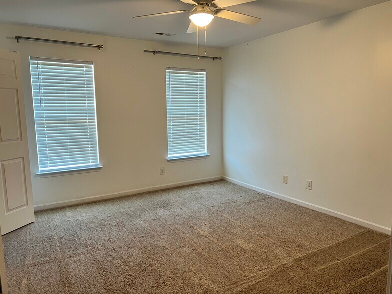 Building Photo - 5580 Farm House Trl