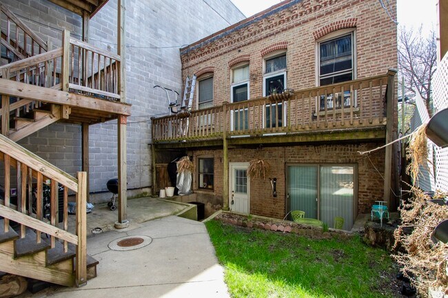 Building Photo - 1143 W Armitage Ave