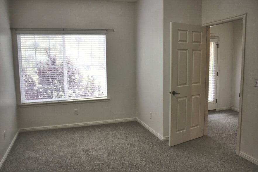 Building Photo - 1145 Canyon Meadow Dr