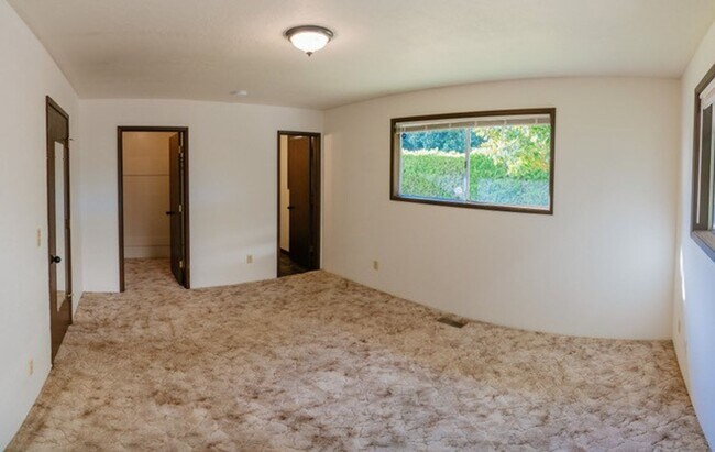 Building Photo - 2134