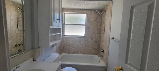 Building Photo - 1502 SE Hearne Ct