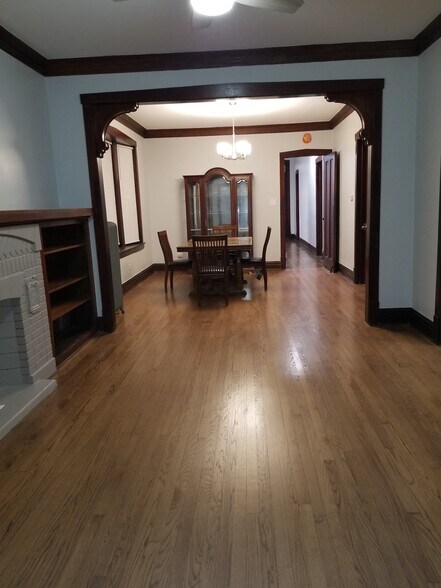 Dining room - 4939 W Cornelia Ave
