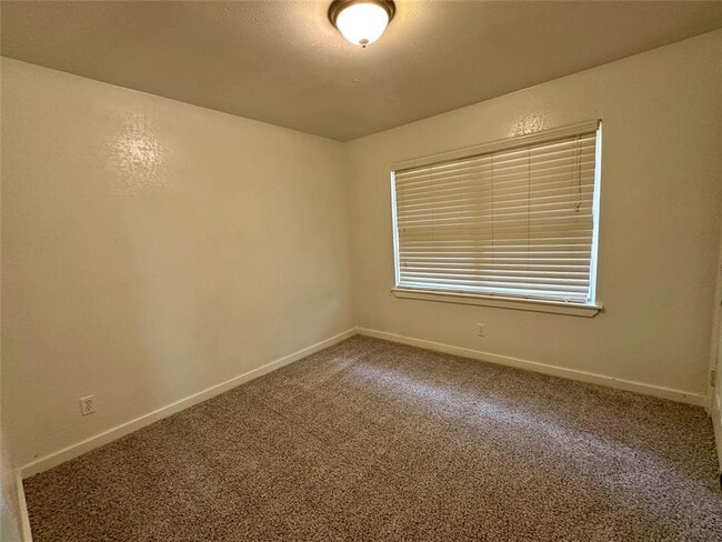 Building Photo - 530 Edgebrook Dr