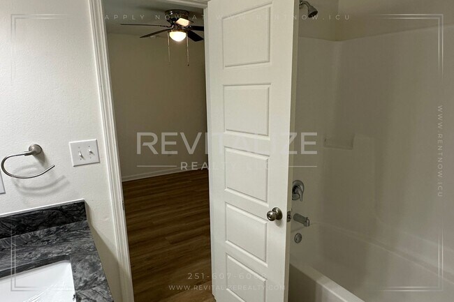 Building Photo - **OPEN HOUSE 08/17 1-3PM** 4 Bed/2 Bath Ho...