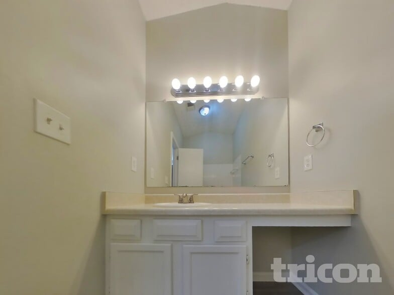 Building Photo - 811 Riverstone Ln