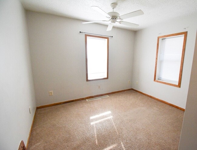 Building Photo - Cute house, great location, move in and make it your home!