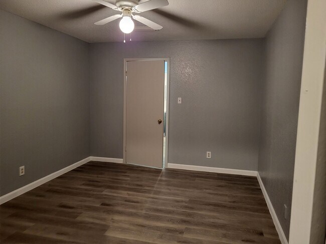 Building Photo - 9700 Leawood Blvd