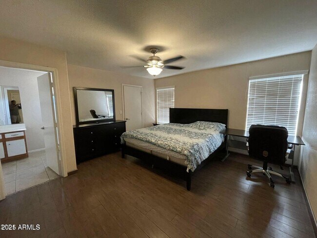 Building Photo - 1091 W Kingbird Dr