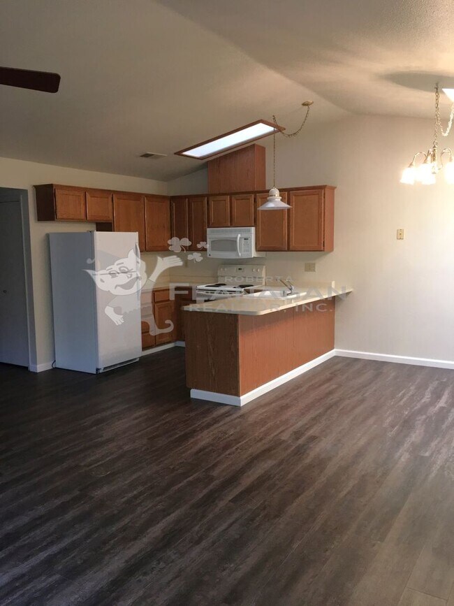 Building Photo - 3057 W Queens Cir