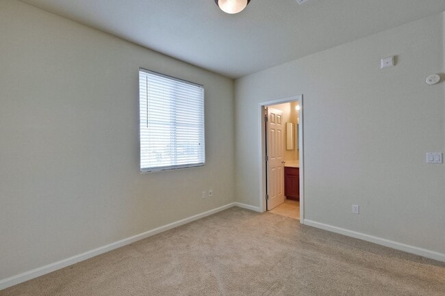 Building Photo - Sought-after Multi-level Home Near Great Mall!