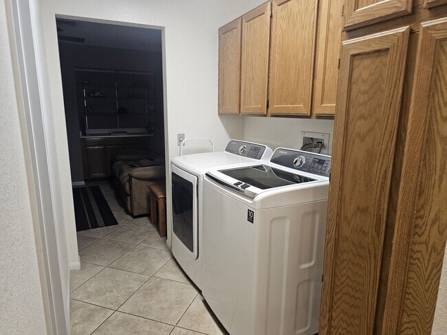 Building Photo - Fully Furnished Summer Rental