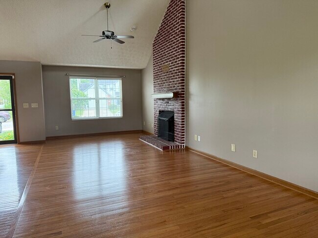 Building Photo - Gorgeous home with large backyard