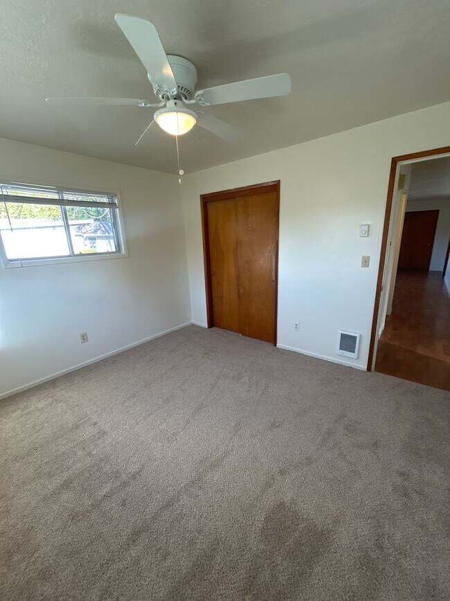 Building Photo - 3 Bedroom 1 Bath House Country Feel with City Access!