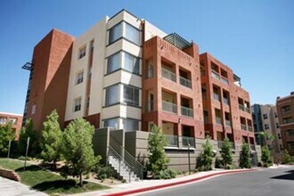 Building Photo - Beautiful modern feel 1 bedroom condo in g...
