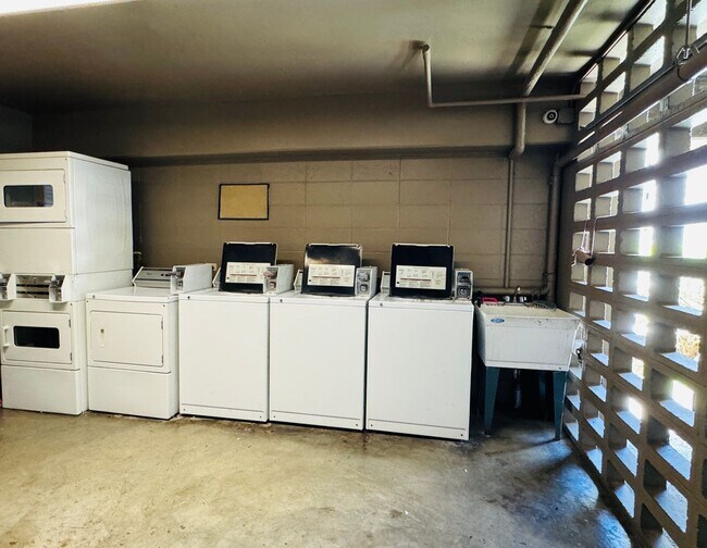 Building Photo - 1-Bedroom Condo in the Heart of Honolulu – Newly Renovated - with parking!