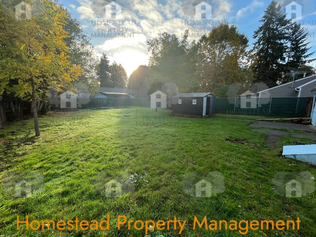 Building Photo - CHECK OUT THIS HUGE YARD!