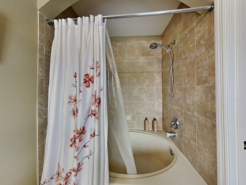 Building Photo - 16583 Cedar Crest Dr